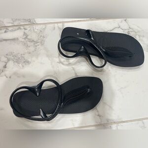 Havaianas women’s size 8 black  with a feather